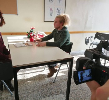 Cosa ci fa una telecamera e un personaggio verde alla Scuola Leonardo da Vinci?