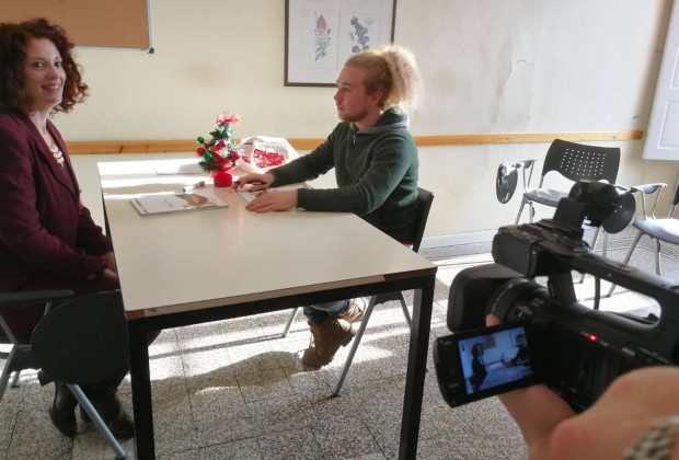 Cosa ci fa una telecamera e un personaggio verde alla Scuola Leonardo da Vinci?