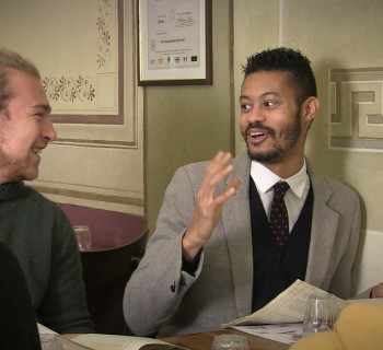 Elf in the school: elfo e studenti a mangiare in un ristorante tipico di Firenze