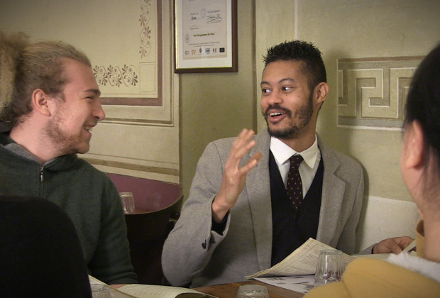 Elf in the school: elfo e studenti a mangiare in un ristorante tipico di Firenze