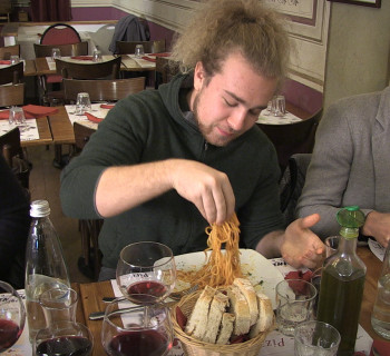 Elf in the school: l'elfo Vilhem ha scelto gli spaghetti, guardate cosa combina!
