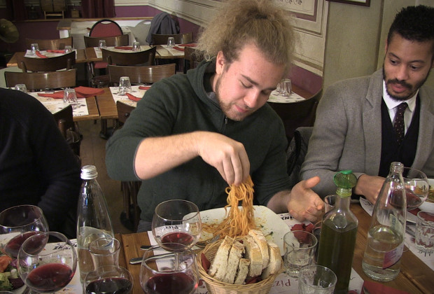 Elf in the school: l'elfo Vilhem ha scelto gli spaghetti, guardate cosa combina!